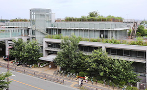 羽村市図書館の外観の写真